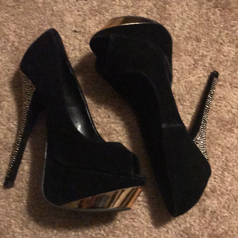 Black heels with gold details
